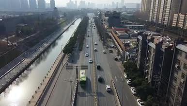 道路上车辆行驶城市航拍视频的预览图